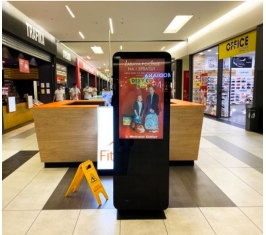 Beograd - TC Merkator - LCD Totem dvostrani - Ispred trafike MTC